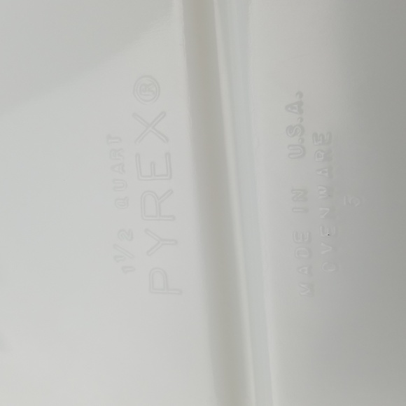 Pyrex Town & Country Divided Casserole Dish with Lid - Picture 5 of 16